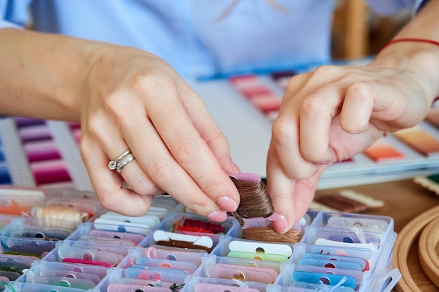 Grupa na warsztatach haftu